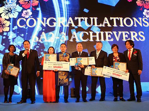 昇格認定式で大城会長（右）、から認定証を授与され喜ぶ販売店